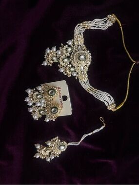 Traditional Pearl and Kundan Necklace Set with Maang Tikka - White & Gold